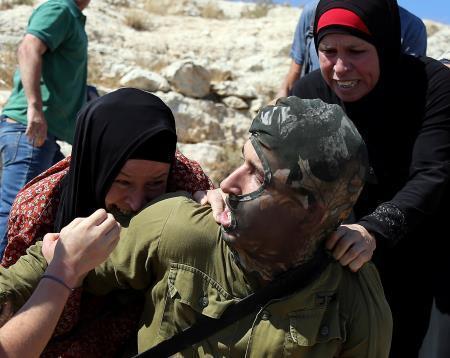 İsrail askerinden kolu alçılı Filistinli çocuğa şiddet