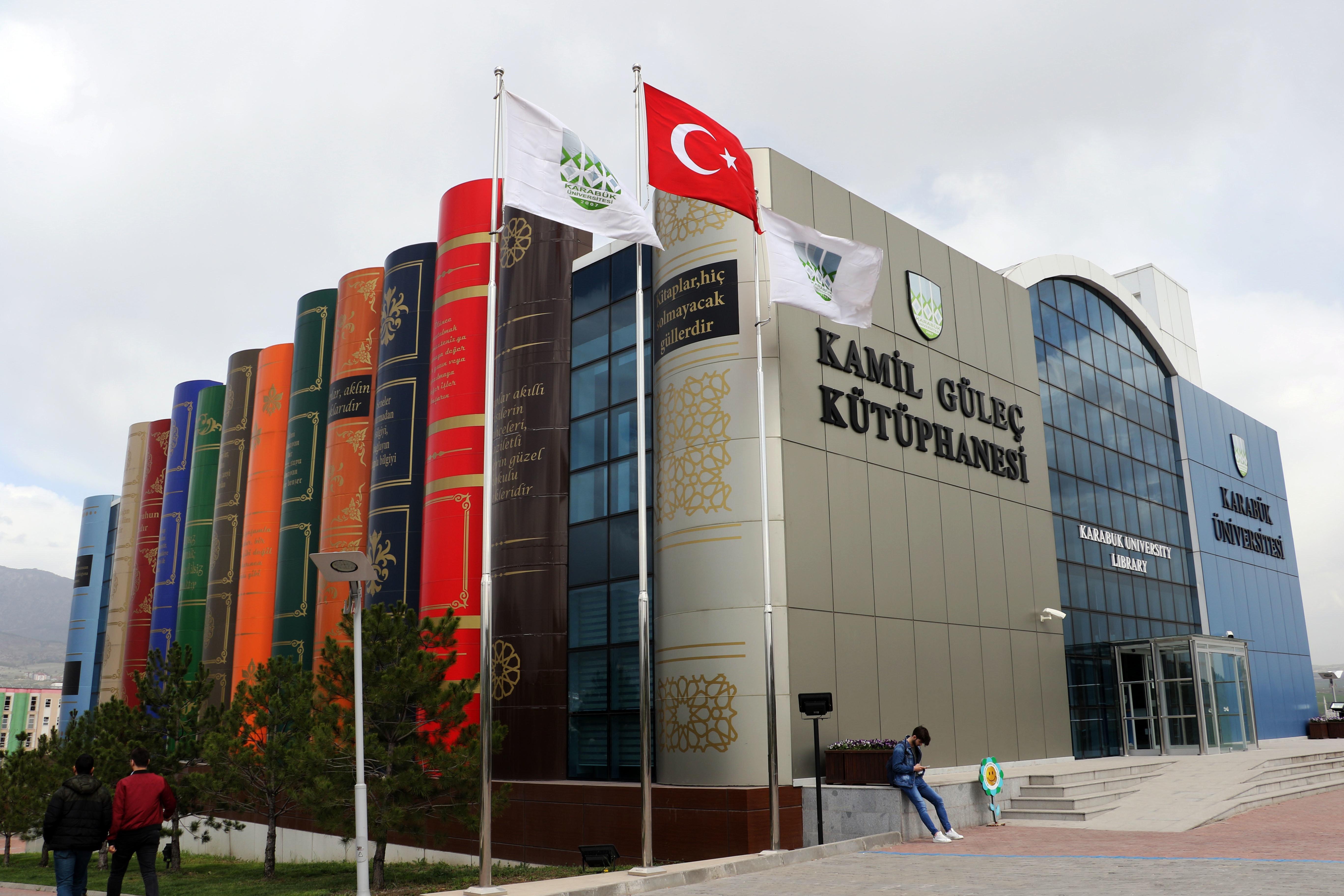 Karabük Üniversitesi kütüphanesi mimarisiyle hayran bırakıyor