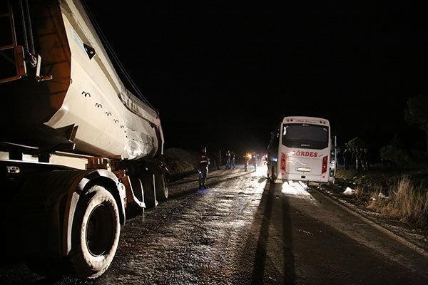 Manisada yolcu otobüsü ve  hafriyat kamyonu çarpıştı: 27 yaralı