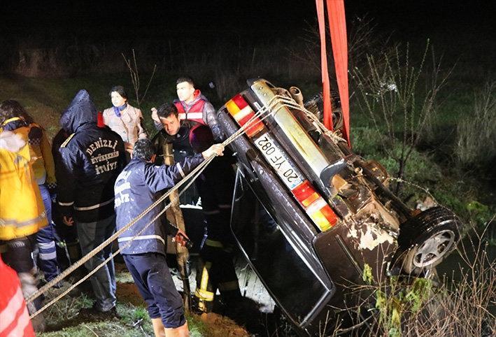 Denizlide korkunç kaza Otomobil suya gömüldü, 5 kişi hayatını kaybetti