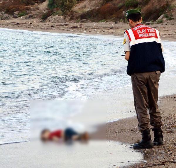 Bodrumda sahile vuran Suriyeli bebek cesedi ağlattı