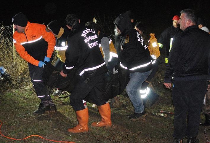 Denizlide korkunç kaza Otomobil suya gömüldü, 5 kişi hayatını kaybetti