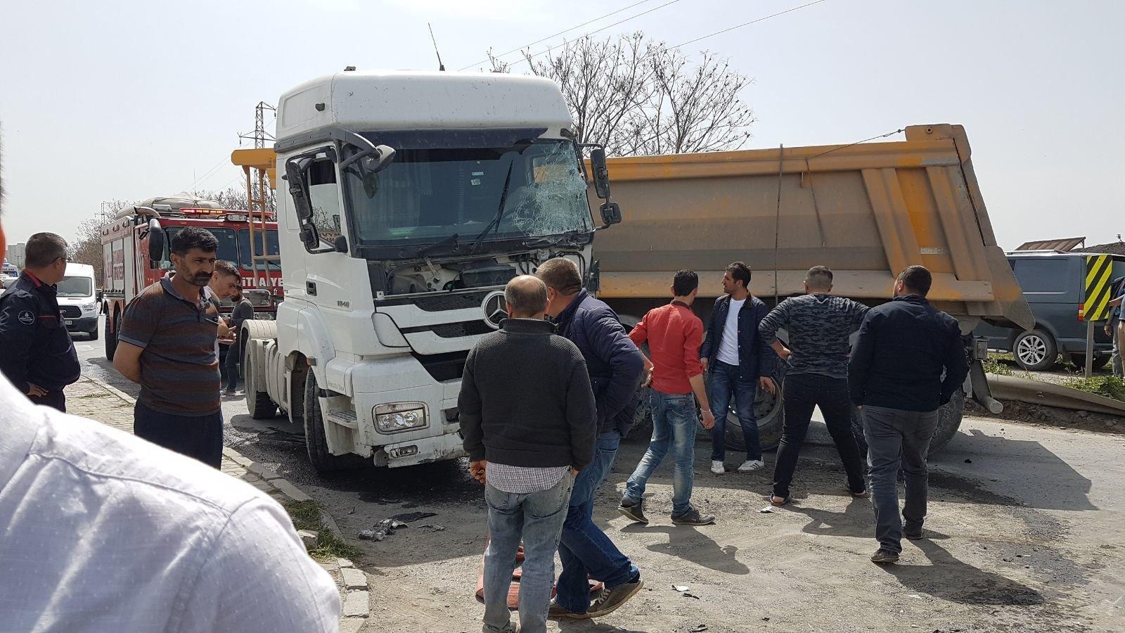 Başakşehirde hafriyat kamyonu İETT otobüsüne çarptı: 6 yaralı