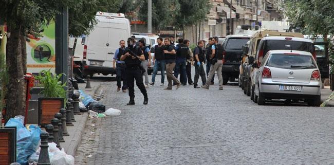 Diyarbakırda polise bir saldırı daha: 2 şehit, 6 yaralı