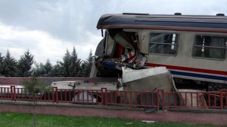 Elazığda yolcu treni ile yük treni çarpıştı: 1 yaralı
