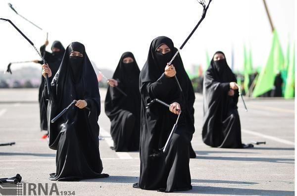 İranlı kadınlardan nunçaku şov