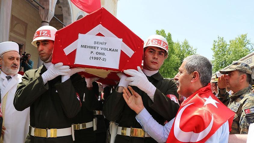 Sırtına Türk Bayrağı geçirip şehit oğlunu son yolculuğuna uğurladı