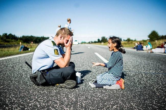 Polisin küçük mülteci kızla oyunu yürekleri ısıttı