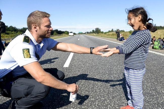 Polisin küçük mülteci kızla oyunu yürekleri ısıttı