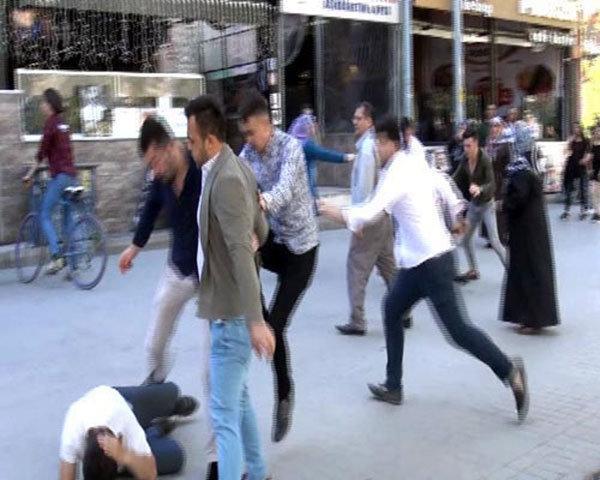 Eskişehirde meydan kavgası: 7 kişi 2 kişiye saldırdı, kadınlar ayırdı