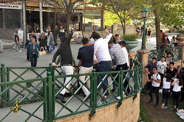 Eskişehirde meydan kavgası: 7 kişi 2 kişiye saldırdı, kadınlar ayırdı