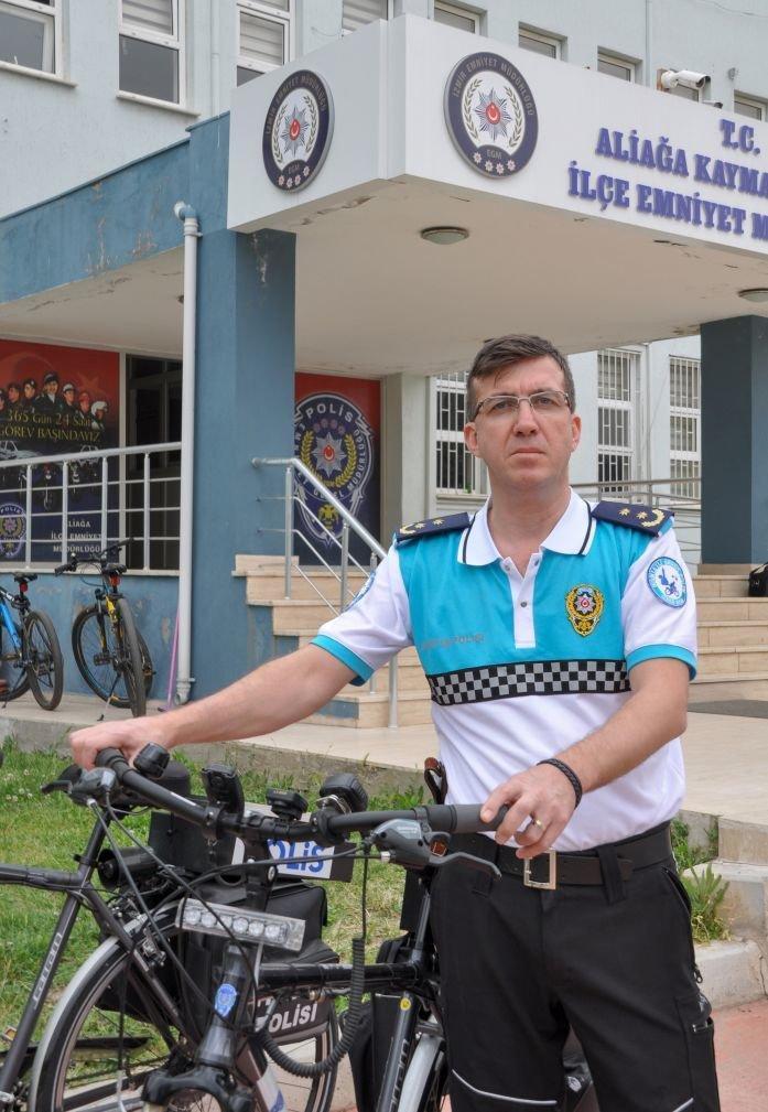 İzmir Aliağa İlçe Emniyet Müdürü Yasin Uğurtaş makam aracı yerine bisiklet kullanıyor