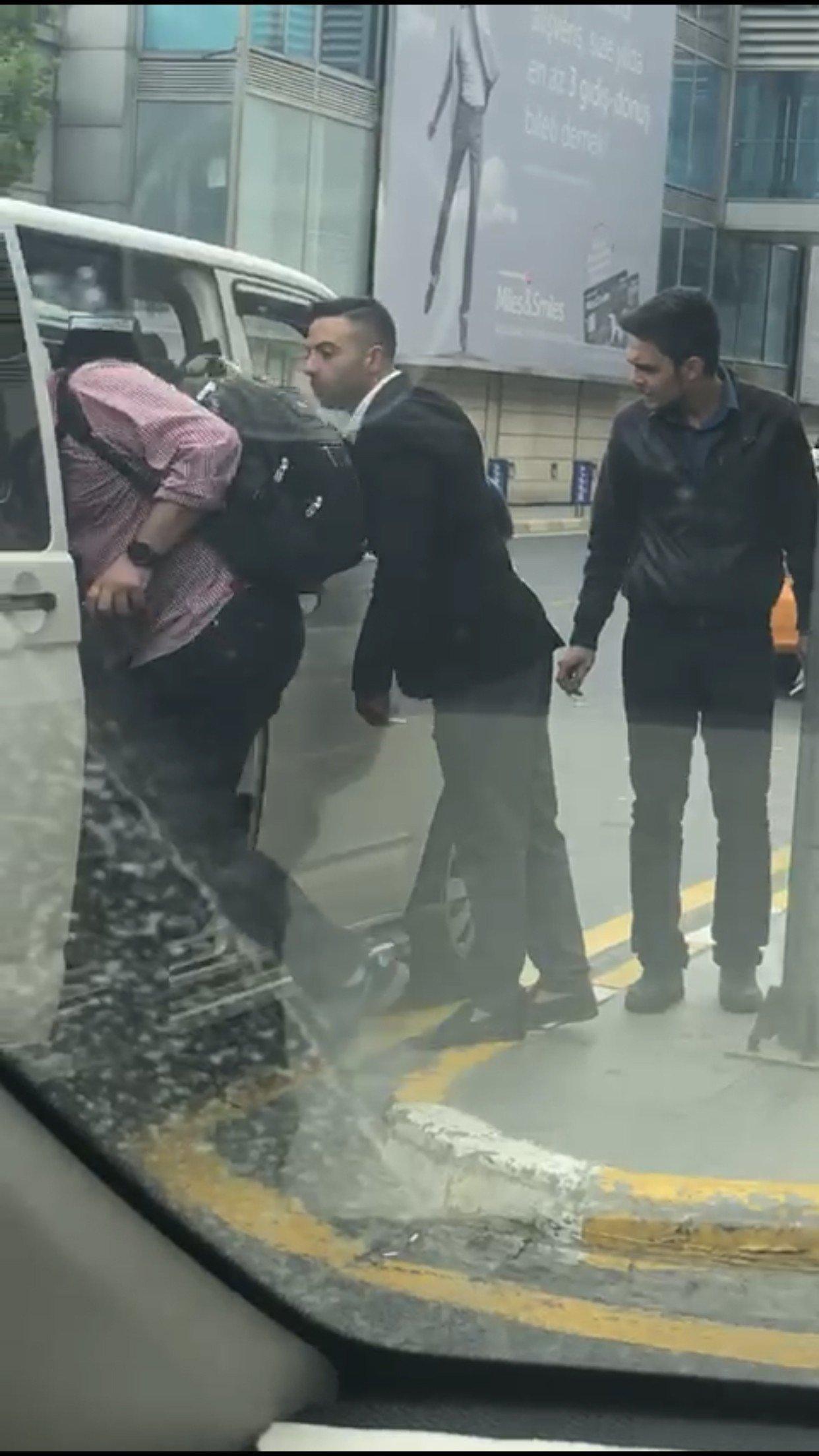 Atatürk Havalimanında Uber sürücüsüne saldırı kamerada