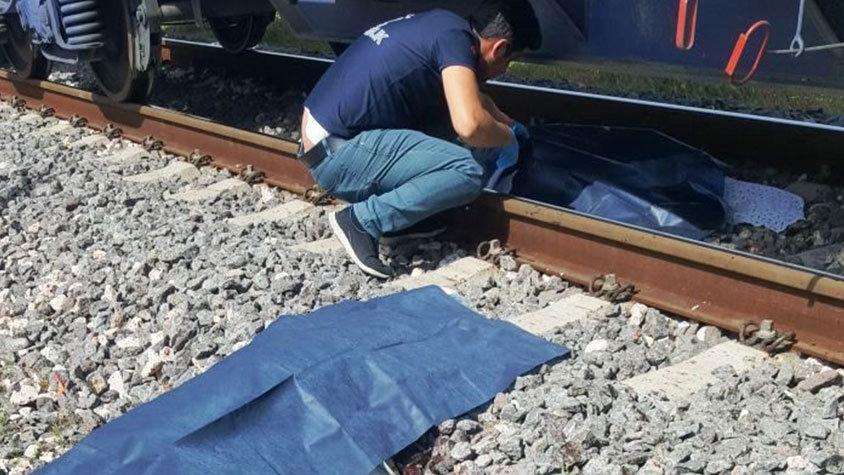 Trenin çarptığı baba ve kucağındaki bebeği öldü