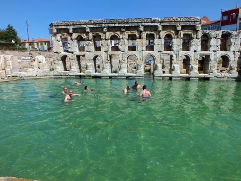 Vali tanıtım için antik havuzda yüzdü
