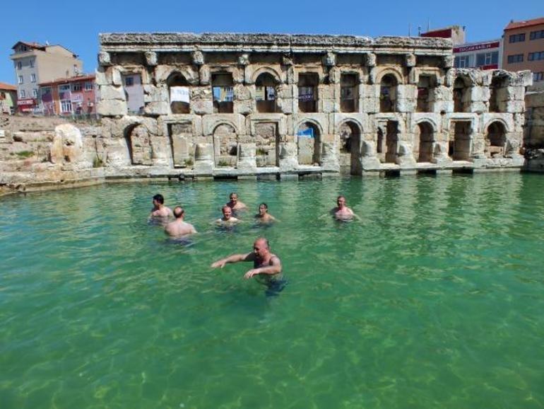 Vali tanıtım için antik havuzda yüzdü