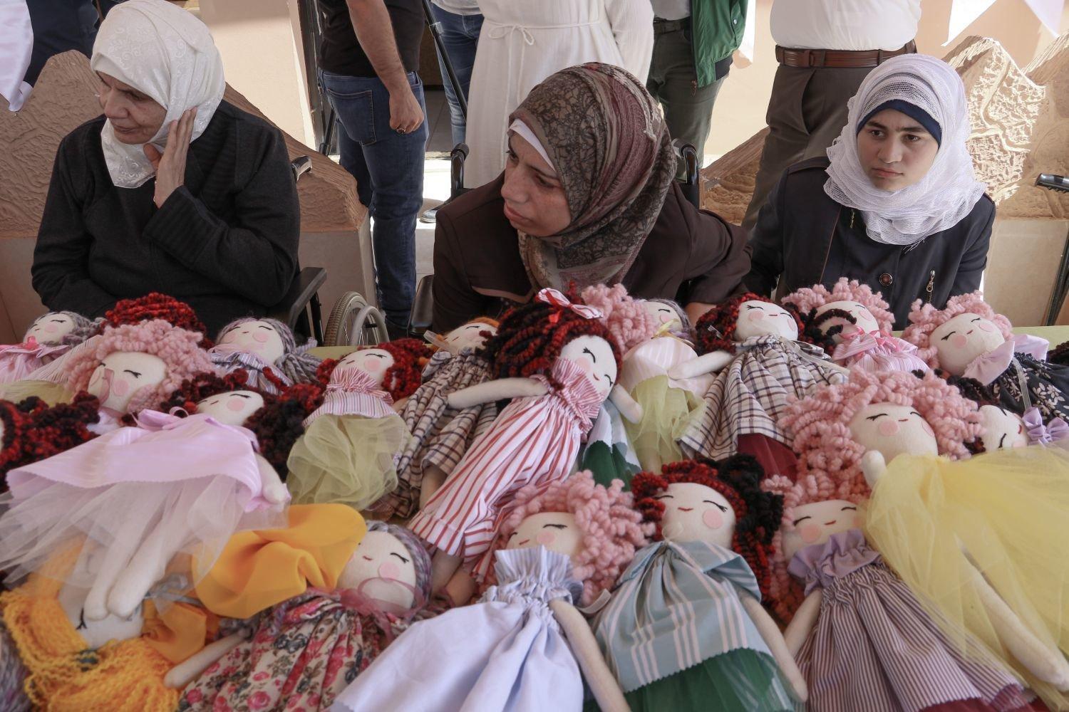 Suriyeli savaş mağdurları bez bebek üretiyor