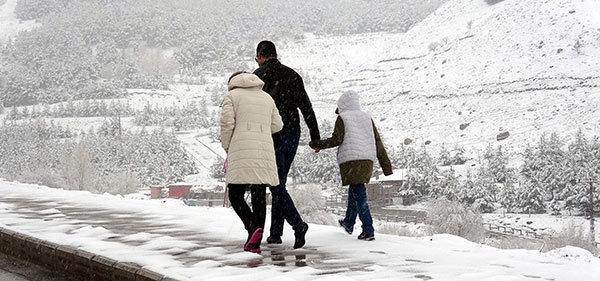 Erzuruma lapa lapa kar yağdı