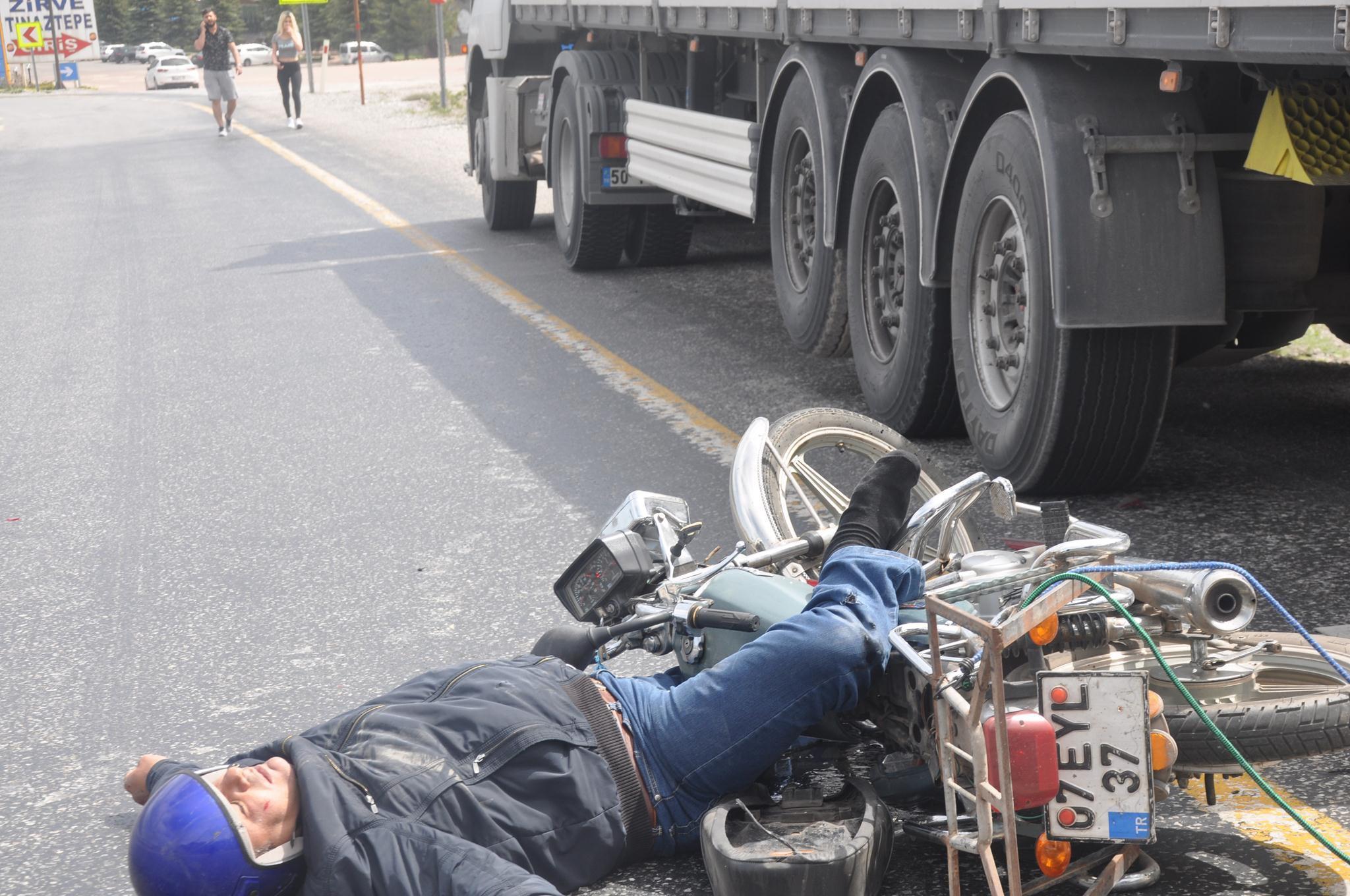 Motosiklet TIRa çarptı Yardıma giden kadın dehşete düştü