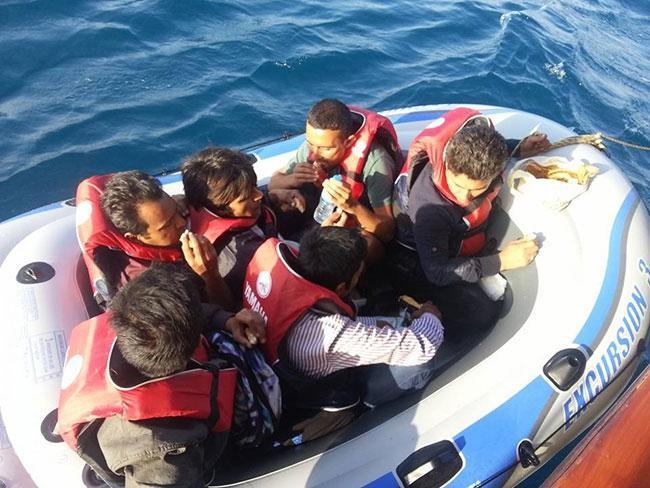Kahraman kaptan 6 mülteciyi son anda kurtardı