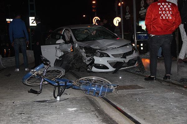 Konyada korkunç kaza Bisiklete çarpan otomobil, tramvay durağına girdi
