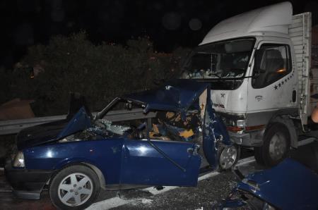İzmirde feci kaza: 3 ölü, 4 yaralı