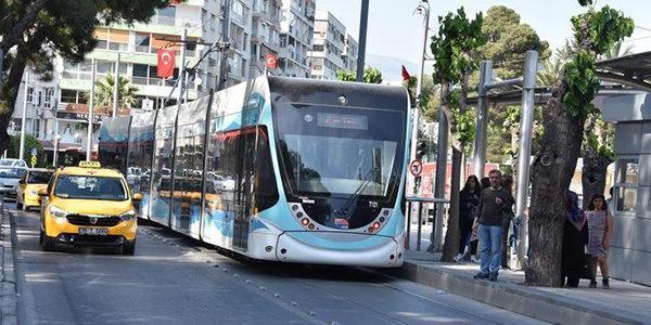 İzmir’de tramvayın elektrik bağlantısı koptu, seferler aksadı