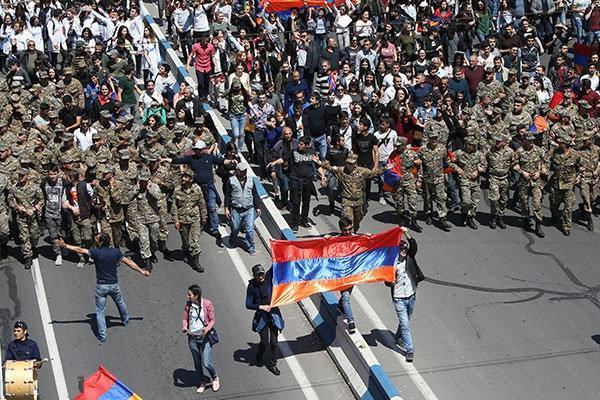Son dakika Ermenistan Başbakanı Sarkisyan istifa etti