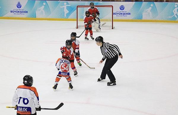 Çocuklar 23 Nisan’ı buz hokeyi turnuvasıyla kutladı