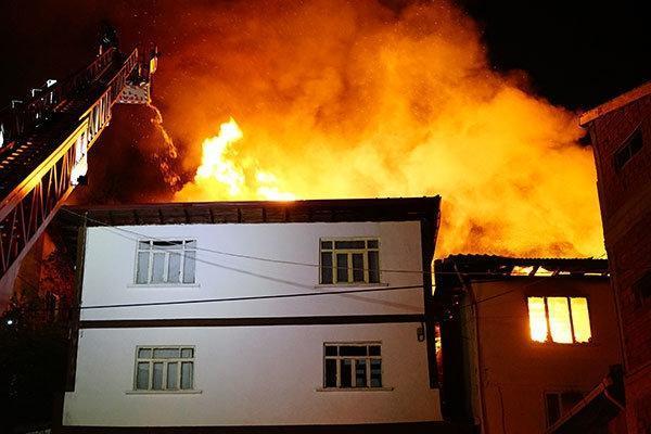 Kastamonuda yangın: 2 ev tamamen yandı