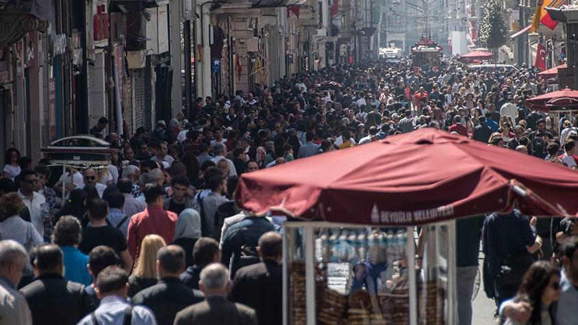 Sıcaklıklar rekor kırdı, İstanbullular kendini sokağa attı