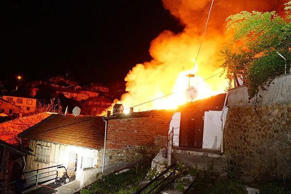 Kastamonuda yangın: 2 ev tamamen yandı