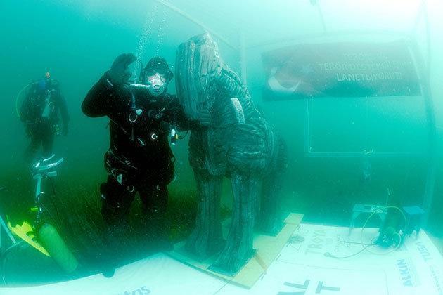 Akvaryum Adam Cem Karabay dünya rekorunu kırdı, hâlâ su altında