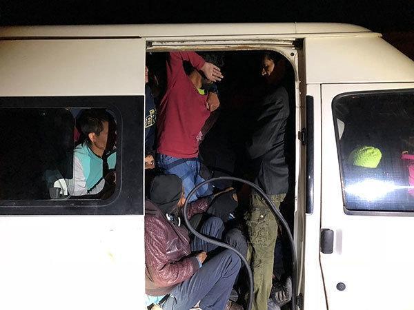 14 kişilik minibüse 56 kaçak bindirmişler