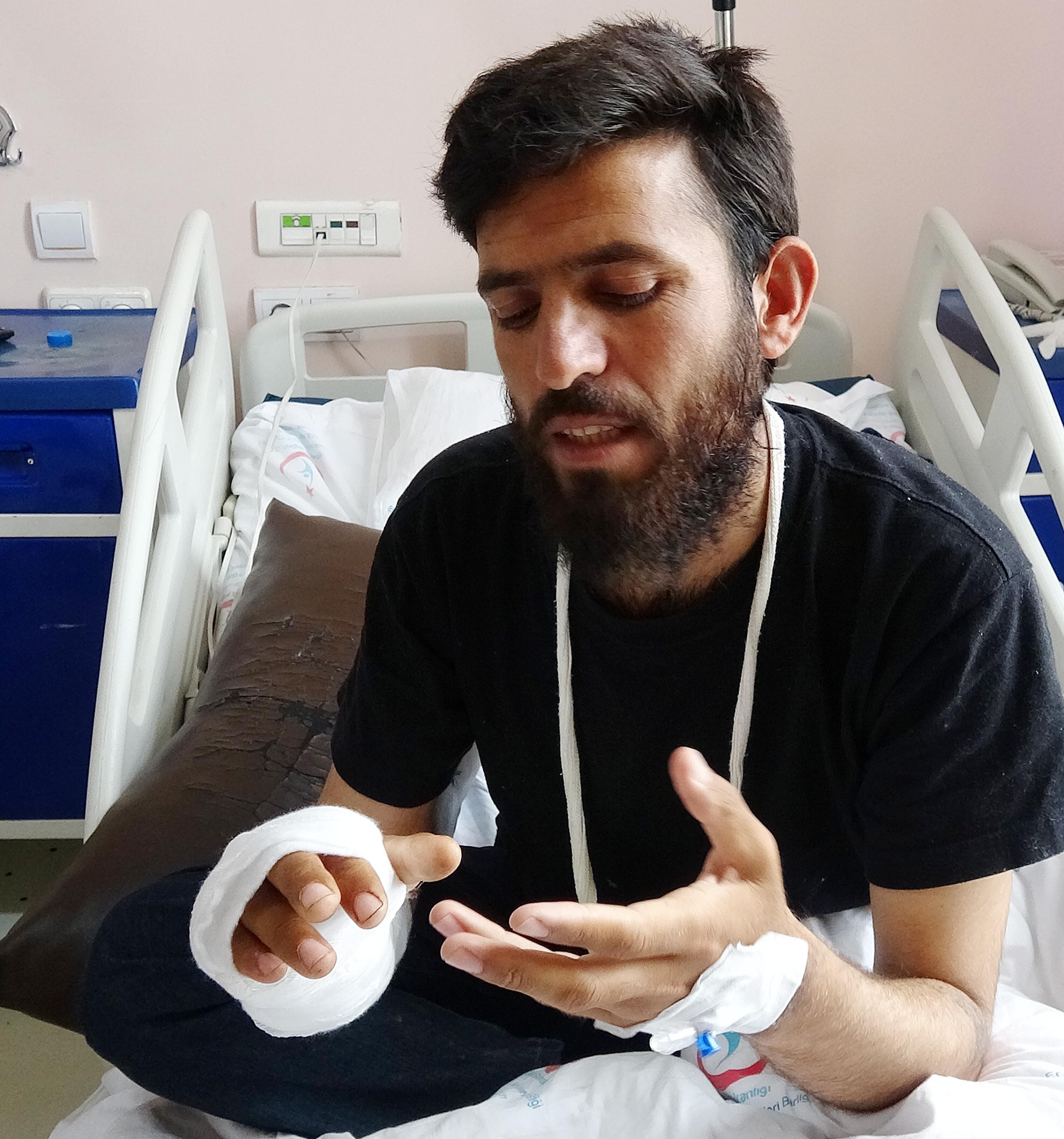 Afgan kaçak kırık kolu ile 3 gün yürüdü