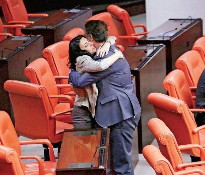15 vekil CHPden İYİ Partiye geçti Mecliste duygusal anlar