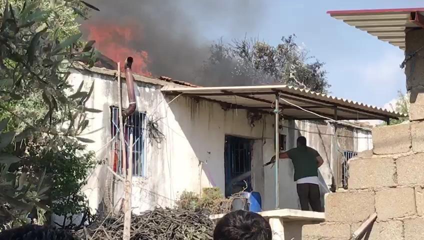 Yangın çıkan eve, komşular bahçe hortumlarıyla müdahale etti