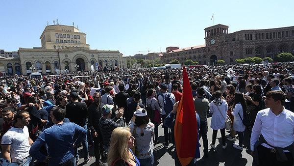 Ermenistan’da protestolar sürüyor