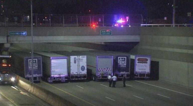 ABDde intihar etmek için köprüye çıkan adama kamyonlar engel oldu