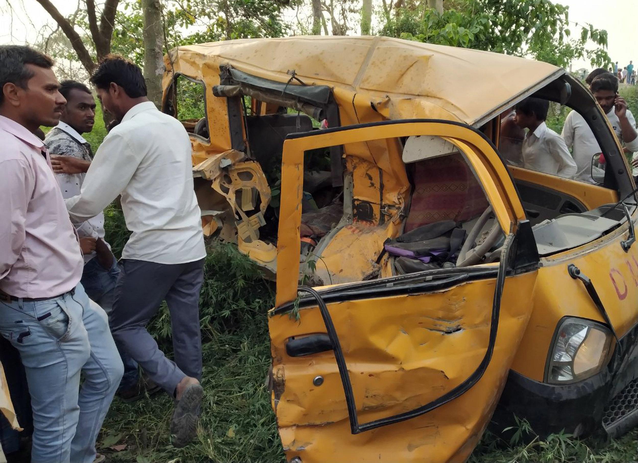 Hindistanda tren okul servisi çarptı: 14 ölü