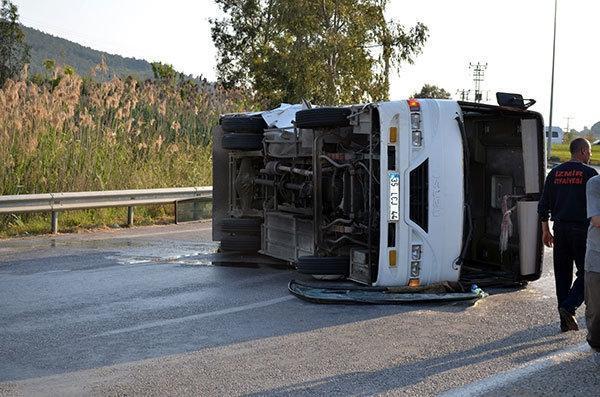 İzmirde servis minibüsü ve otomobil çarpıştı: 25 yaralı