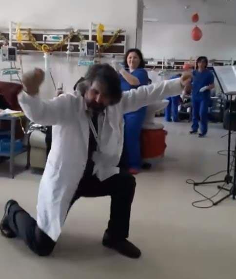 Kanser hastalarına zeybek oynayan Doktor Mehmet Bayındır da milletvekili aday adayı