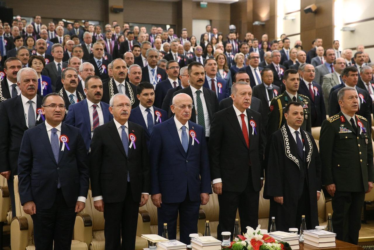 Cumhurbaşkanı Erdoğan ve Kılıçdaroğlu AYM töreninde tokalaştı