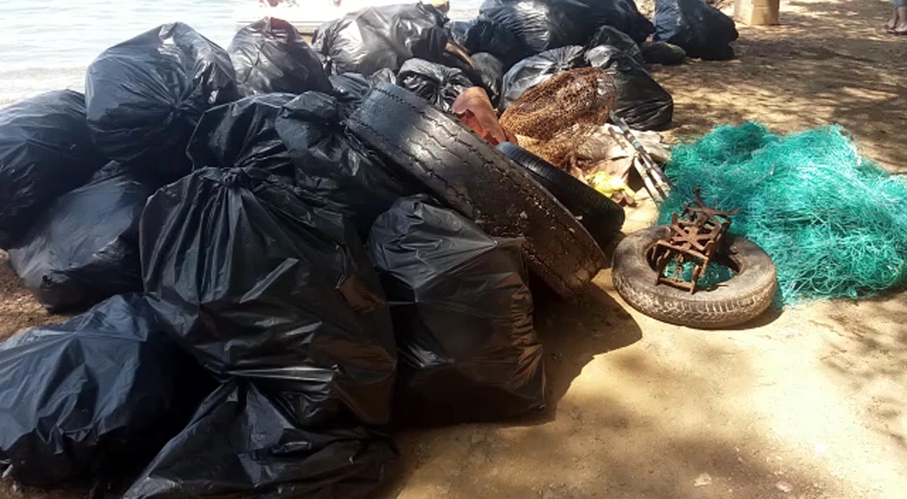 Marmaristeki çevre adalardan 5 ton çöp toplandı