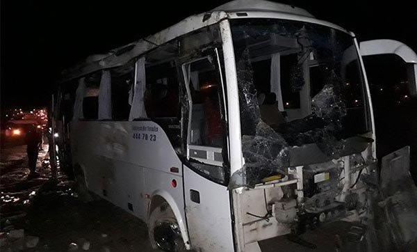 Elazığ-Diyarbakır karayolunda yolcu midibüsü devrildi