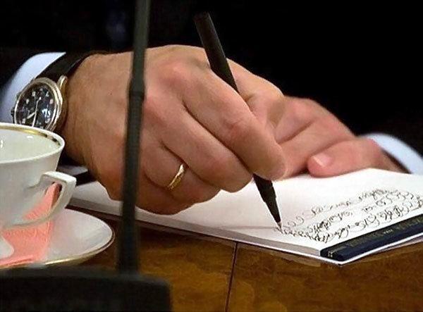Putin tuttuğu notları okuyamayınca kendi kendini azarladı
