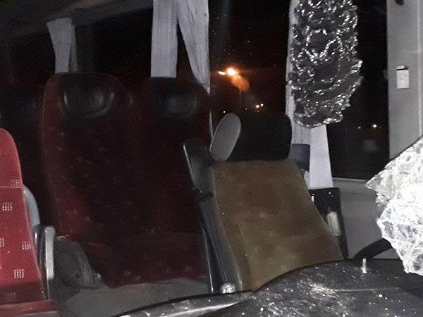 Elazığ-Diyarbakır karayolunda yolcu midibüsü devrildi