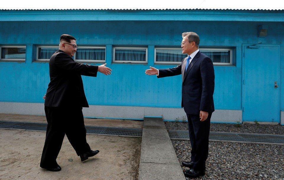 Moon Jae-in, Kim Jong-un’u elinden tutarak Güney Kore’ye adım attırdı