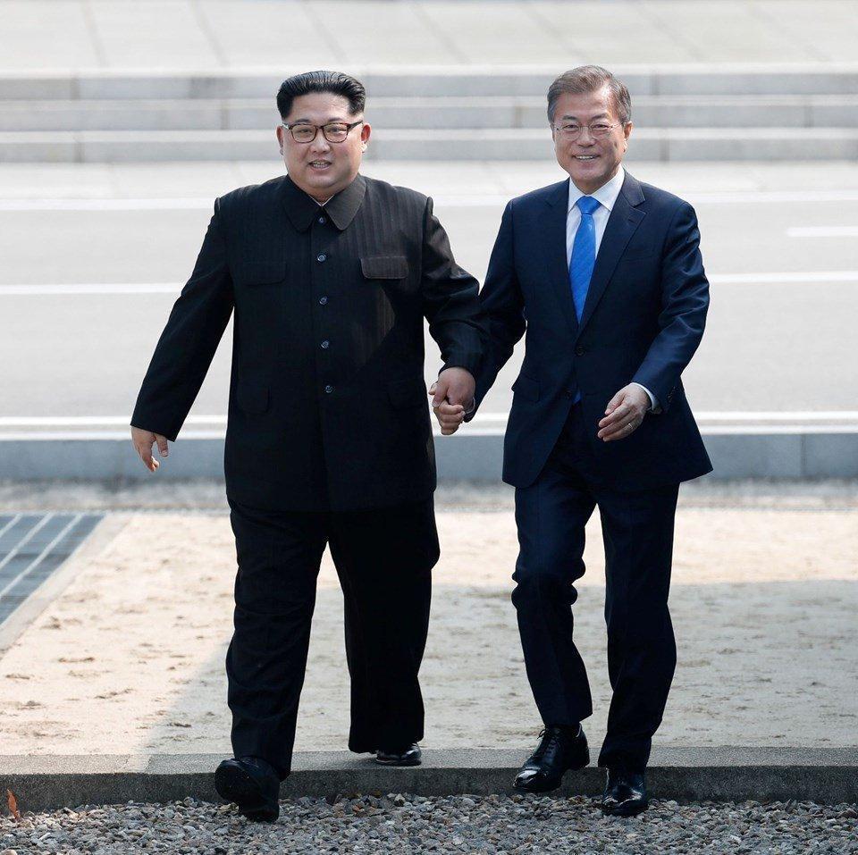 Moon Jae-in, Kim Jong-un’u elinden tutarak Güney Kore’ye adım attırdı