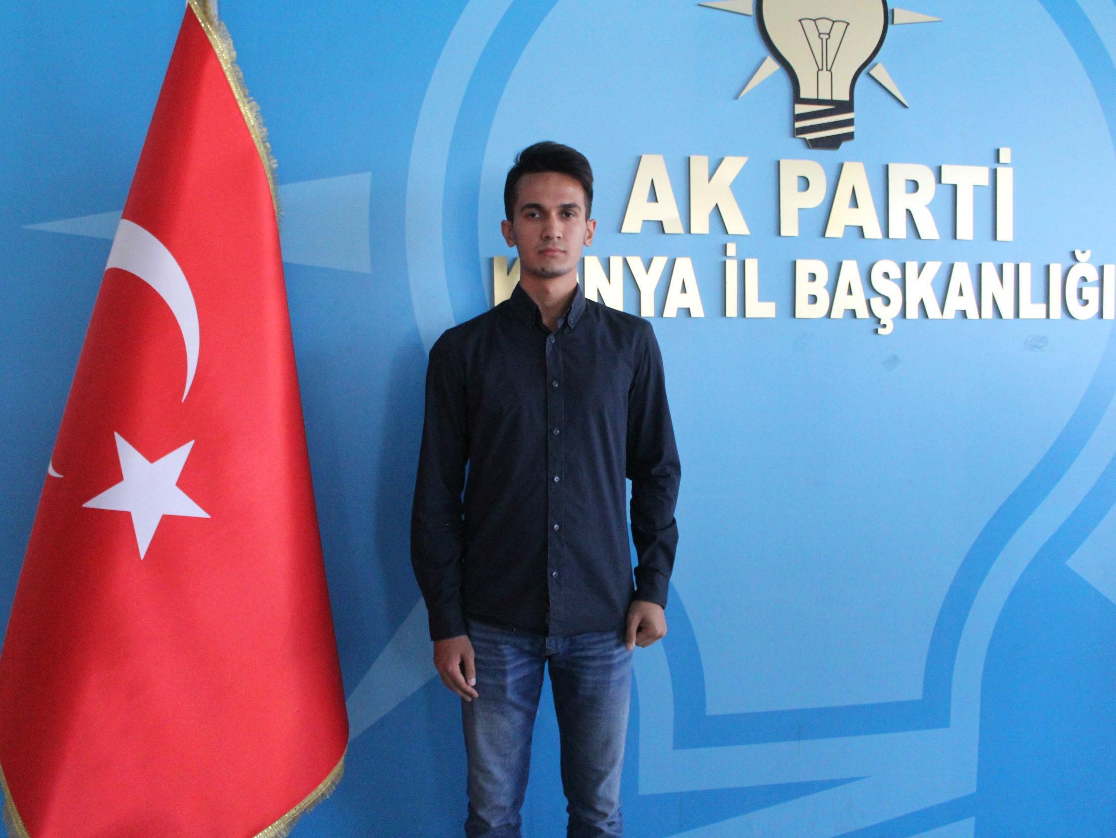 Liseli genç AK Partiden adaylık başvurusu yaptı